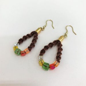 KARAヘンプピアス・ブラウンセットで置いたイメージ